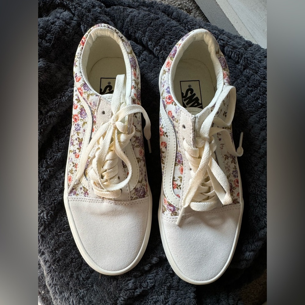 Old Skool Vans— Vintage Floral Marshmallo
Size 8.5 Women Sneakers